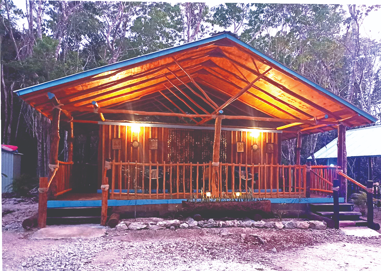 Cabaña Selva Anita iluminada en la selva de Xpu-Ha